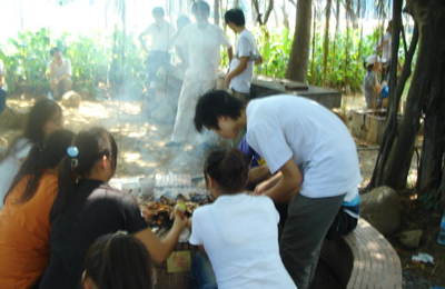 公司組織員工們燒烤活動(dòng)
